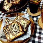 今日の朝ごパン🍞＊＊前にフローズンのクリームパンがめっちゃ美味しかった#八天堂 さんから、今度は#とろける食パン だって❤️＊＊パン好きとしては黙っておれん😍＊＊冷&hellip;のInstagram画像