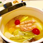 スモークされてないブラートヴルスト🎶お肉の美味しさを活かして作られてるソーセージなので、良いダシ出ちゃいそうって事で野菜スープにポンっ😍&hellip;味染み染みでうままままーい🤩お肉の味が後からや&hellip;のInstagram画像