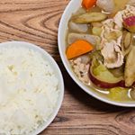 プレミ本舗さんのまるごとキューブだしを使って豚汁とひき肉の梅煮を作りました。粉末をキューブ状にしているのかと思っていたのですが、お湯に溶かすと細かいかつお節が出てきました。濾す必要もないの&hellip;のInstagram画像