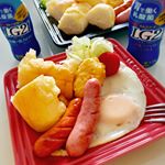 休日の朝はガッツリ💓😝#大山ハム のブラートヴルストとあらびきポークウインナー❤️&hellip;朝からウィンナーあんまり旦那は喜ばなかったのに大山ハムのウィンナーは喜んでくれる🤩&hellip;食にうるさい&hellip;のInstagram画像