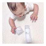 .@queens_bathroom さまのスキンケアシリーズスウェットテクノロジーローション＆ヒューマンインネイトオイルクリーム👶🏻💓..ラッピングも容器もシンプルで好き🙆🏼&zwj;&hellip;のInstagram画像