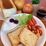 今日のbranch☕️﻿家にあるものでワンプレート🍎🍏﻿﻿クリームパンで有名な八天堂のとろける食パン🍞﻿@hattendo_official﻿しっかりバターの味ついてるしデニ&hellip;のInstagram画像