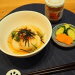 合食様より、北の便り 紅鮭が届きました🐟﻿﻿今回は焼きおにぎり茶漬けにしていただきました(*&acute;꒳`*)出汁茶漬けであっさり美味しい🐽💕﻿鮭フレークにはしっかり味がついているので、そのままご&hellip;のInstagram画像