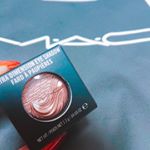 #使いきりコスメ （2枚目）﻿﻿﻿﻿M・A・Cのこの色は中間色として﻿何色とも相性が良い💎﻿﻿#ツヤ感 がなんといっても﻿ほかの#デパコス には無いし﻿単色で買えるのも好&hellip;のInstagram画像