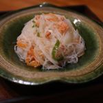 今日の一品#サーモンビーフンサラダサーモンフレークとパスタの相性はバッチリ。さあ作ろう！と思ったらパスタがないー。あったのは春雨とビーフン。くっつかず、そして食べやすさを考えて&hellip;のInstagram画像