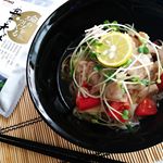 いつかの#お昼ごはん 普通の素麺がそろそろ飽きてきた頃なのでこの日は豚しゃぶ素麺に😏具材は豚しゃぶ、トマト、蒸し茄子（レンチンして皮をむいたの）、青じそがなかったのでかいわれ大根🤭すだちを&hellip;のInstagram画像