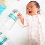 母乳の8割は水なんだってー！沢山水飲んでね！特にこれから冬になるにかけて水飲まなくなるママが多いから意識的にね！..だそうです(￣ー￣)#岩深水 の柔らかいお水！海外の硬水&hellip;のInstagram画像