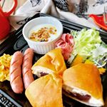 お仕事お休みの日は旦那を送り出してゆっくり朝食プレート😜&hellip;あ〜朝ゆっくりできるの幸せ〜って感じられる😍&hellip;#朝食プレート#朝食#大山ハム#おうちごはん#家族ごはん#クッキングラム #&hellip;のInstagram画像