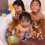 最近の子供達ブーム入浴剤を毎日入れること✨運動会の練習もして疲れて帰ってくるから&hellip;お風呂でリラックス♫夏祭りで集めたスーパーボールだらけにして入るのが日課！スーパー&hellip;のInstagram画像