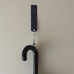 壁にしっかり固定できるのが便利です。いろいろなところに固定できるので、今後はいつも携帯したいですね。#傘杖ぴたっシュ #清和産業#便利グッズ#monipla#seiwasang&hellip;のInstagram画像