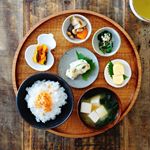 ..ちょこちょこおかずで朝ごはん。ごはんに乗せた鮭フレークはプチプチししゃも卵入り。明太子風味でピリッとした美味しさで、きゅうりと鮭フレークのポテサラも🙆&zwj;♀️でした。プチプチ食感&hellip;のInstagram画像