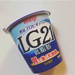 肌のために朝ヨーグルト！！💕#アイシャドウ #メイク #しっとり #ツヤ #透明感 #クール #高級 #ブルー #発色 #アイメイク #monipla #selan_fanのInstagram画像