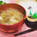 🍚昨日は、テレビ会議で済むような話を、片道2時間半かけて打ち合わせに出かける😭 そして頭痛で沈没......からの、明後日の出張準備のために残業💦💦 手の込んだご飯を作る時間もなかったので救世主を&hellip;のInstagram画像