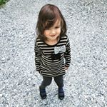 #見上げるなでちょリボンがアクセントになってて良き👍こういうデザインだと、ボトムスは無地とかシンプルなのが合うね。何気に靴もリボンのリボンコーデ🎀#nissen #キッズファッション #ニ&hellip;のInstagram画像