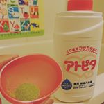 アトピタ薬用保湿入浴剤のモニターをさせて頂きました。.10月というのに暑い大阪💦油断するとすぐに汗疹ができるうちの双子さん🍒でもこちらの入浴剤のおかげで、潤いながらカユカユが消えていて&hellip;のInstagram画像