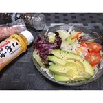 ..築野食品さんのこめ油で手作りドレッシング作ってサラダ🥗✨.こめ油と酢と岩塩と粗挽き黒胡椒だけのシンプルなドレッシング🥕さっぱりしているこめ油だから、美味しいドレッシングが出来ま&hellip;のInstagram画像