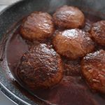 🍽お弁当を作った後は、晩御飯のデミハンバーグの準備。特大サイズを6個😂食べる前にチーズをかけてデミチーズにして夜ご飯にいただきます🤤今日は富士貿易さんからいただいたコスタドーロのエクストラ&hellip;のInstagram画像