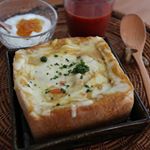 今日のおひるごはん #カレーパングラタングラタンパンカレー？カレーグラタンパン？こういうのを普段作らないので、名前が付けられず😌純生食パン屋さんが近所にできたそうで、後&hellip;のInstagram画像