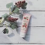 《海老名オーガニックファーム いちごハンドクリーム》海老名市の特産品のいちご果汁🍓が配合されているオーガニックのハンドクリームです🍃みずみずしいジェルクリームで肌にすーとなじんでい&hellip;のInstagram画像