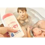 2歳半の息子と生後1ヶ月の娘がパパと入浴中&hearts;&hearts;.これが初めての兄妹お風呂&hearts;&hearts;..お手軽にお肌のケアしたくてアトピタの入浴剤投入🐝❣️.特に娘は乳児湿疹やらあせも&hellip;のInstagram画像