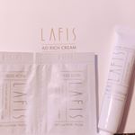 美容投稿〜今回使ったのは株式会社ラフィスコスメティックの、ADリッチクリーム！ダチョウの黄卵エキスが入っていてかゆみなどに効くみたい。乾燥するこれからの季節に最&hellip;のInstagram画像