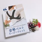 マジコラボ 姿勢ベルト　イージーフィット 背筋、腹筋がなくスマホとパソコンばかりで姿勢が悪い私。鏡やガラスに映ると意識するけれどなかなか正しい姿勢を維持できない。。。1日終わると肩&hellip;のInstagram画像