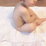 ・うちのもち肌っこ💕お風呂上がり、タオルを敷いて乗っかるのがマイブーム中。・洗濯洗剤を辞めて「ケイ素でお洗濯」を使い始め早1週間。・部屋干ししても臭わないし洗剤なしだから、&hellip;のInstagram画像