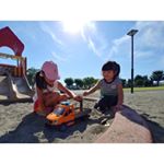 ブルーダーのトラック＆工事現場セット！﻿﻿姪っ子と一緒に、夢中になって遊んでいました🎶﻿﻿初めて見た瞬間も大喜び☺️💕﻿﻿お部屋では、お気に入りのお人形たちと一緒に工事現場遊び&hellip;のInstagram画像