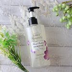 レイヴィーさんのファンタジーボディシャンプー♪使い続けています🙋&zwj;♀️毎回お風呂のたびにあまーい香りに癒される💐寒天入りの花びらはすぐ溶けるのでボトルに詰まることもなく全く気になりません。&hellip;のInstagram画像