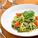 2019.10.13*『ベジヌードルのジェノベーゼ 』*最近ダイエットがてらよく食べてるベジヌードル。今日はズッキーニを麺にして作ってみたよ。ベジヌードルカッターでクルクル回す&hellip;のInstagram画像
