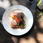 朝食🍞今朝はしっかりめにトーストし、ソーセージとオリーブオイルとローズマリー&黒胡椒でいただくオープンサンド🥓初めて使ったスクイーズタイプのオリーブオイルは液垂れせず、使う量の調節&hellip;のInstagram画像