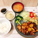 2019年10月20日今日の夜ごはんごはん🍚  お味噌汁  もずく酢鶏肉とじゃが🥔さつまいも🍠のオイスター照り焼き  カレー味のマカロニサラダ  酢キャベツ  サラダ🥗です。モ&hellip;のInstagram画像