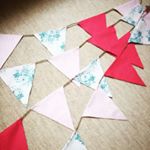 うちにあった生地と洗濯もできるという両面テープを使って、ガーランドを作ってみました(* &acute; ▽ ` *)部屋に飾ってもいいし、今度のキャンプにどうかなー、なんて✨縫う手間もなければ、布端の処理&hellip;のInstagram画像