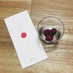 うまっ。ワインなカリカリ梅。ワインと梅って、、、。と思ってたけどめっちゃワインってわけでもなくほんのり🌸流石に写真載せれなかったけどかじった時の果肉の色がすごく綺麗な紫色でした&hellip;のInstagram画像