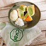 2019年10月26日今日のおやつモニプラファンブログ様から八天党さんのクリームパンをいただきので、おやつの時間に頂いたました。抹茶クリームパンをバニラアイス🍨と生クリームとで&hellip;のInstagram画像