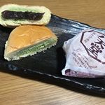八天堂フローズンくりーむパン😍冷凍された状態で届いて24時間かけて解凍します。.一箱にカスタード、生クリーム、抹茶、チョコレート、あずきの5種類😌..抹茶にあずきをプラスして食&hellip;のInstagram画像