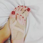 ヒール履いてると、外反母趾になりやすいのでサポーターでケアしてます💕.毎日の積み重ねが大事だなぁと思ってます😘️&hearts;️..#外反母趾 #外反母趾予防 #外反母趾改善 #外反母趾テーピ&hellip;のInstagram画像