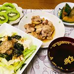 今日の1人飯メニュー ☆鶏肉の照り焼き☆豆腐のサラダ☆かぼちゃのハニーバター☆もずくのスープ☆キュウイ初めての舌ブラシ。めっちゃ舌苔落ちる！そして口臭の90%は別舌の汚れら&hellip;のInstagram画像