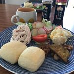 今日の朝食。サラダが大好きな子どもと一緒に、いただいた玉ねぎドレッシングで。珍しいとうもろこし香味は甘くて美味しかった！これにお手軽スープもあれば最高の朝ごはん❤️レンジで1分チンするだけのカ&hellip;のInstagram画像