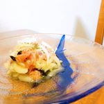 水につけることなく生で食べれる玉ねぎスマイルボール（ハウス食品）を頂いたので、マリネサラダにしてみました✨生の辛さが苦手なんですが、とっても新鮮で辛味は全く無く、すっごく美味しかったです❣️切って&hellip;のInstagram画像