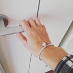 ドアノブに手を触れようとした瞬間パチッ⚡静電気がイヤーな季節がやって来ました( > < )あのパチパチを、今年は静電気抑制ブレスレットで対策！その名も『ノンパッチ』！ ゴムのと&hellip;のInstagram画像