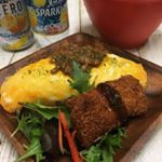 .こんばんはー🙌🏻.今日は禁断の#オムキーマカレー 🍛禁断の・・？長女の食が進んでしまうのです😨ww.付け合わせはベビーリーフと豚チーズ巻き。生野菜サラダを作るときの必須アイテ&hellip;のInstagram画像