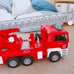 体調崩して幼稚園お休みしてた長男👦そんな日に、朝から嬉しいお届け物🎁@bruder.jobinternationalの消防車🚒 働く車大好きな息子達のテンションといったら😂&hellip;のInstagram画像