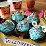 ハロウィンのお菓子作りました🎃チョコレートマフィンに青色に着色したクリームとカラースプレーをトッピング。マフィンは共立食品の「レンジで作るブラウニーミックス」を使って作ったのでメチャメ&hellip;のInstagram画像
