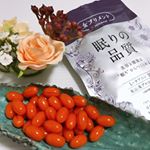 眠る前に飲んで、翌朝ぷるるん♪の美肌サプリ!?「眠りの品質　テアニンナイト」睡眠時間は1日の1/3にも及びます。寝る時間のケアが美肌を作るといっても過言ではない！睡眠美容、大切です。 🍀眠りの&hellip;のInstagram画像