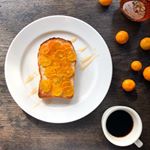 朝食🍞お庭の四季なりレモンが色づき始めました🍋小さなミカンのようですが、レモンなんです〜皮が薄くてとってもジューシーなんです🧡今朝はロンガンハニーで、甘酸っぱいトーストに濃いめの珈&hellip;のInstagram画像