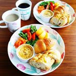 休日の朝ごパン&hearts;寒い朝は、あつあつのスープです。#ごといもポタージュ にチーズをかけて、トースターで焼き黒胡椒をかけました。ツナチーズフランスと塩パンを添えて。五島で育った&hellip;のInstagram画像