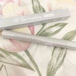 アイプリンコンシーラー筆ペンタイプのうるおい美容液コンシーラー😌.こちらはピンクオークル！まず、コンシーラーとしてのカバー力が抜群🙆&zwj;♂️さらに、美容液が入っているからか、&hellip;のInstagram画像