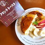 八天堂フレンチトースト..クリームパンが有名なあの八天堂の！とろとろフレンチトースト😌♡♡..冷凍の状態でおうちに届いたので、食べる分だけレンジで温め😎..中身&hellip;のInstagram画像