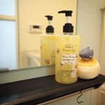 .以前から使っている『レイヴィファンタジーボディシャンプー』花びら入りのボディソープです😊寒くなってきたこともあり、ヤギ乳配合のおかげで肌の乾燥を防ぎながら保湿されてるって感じがします&hellip;のInstagram画像